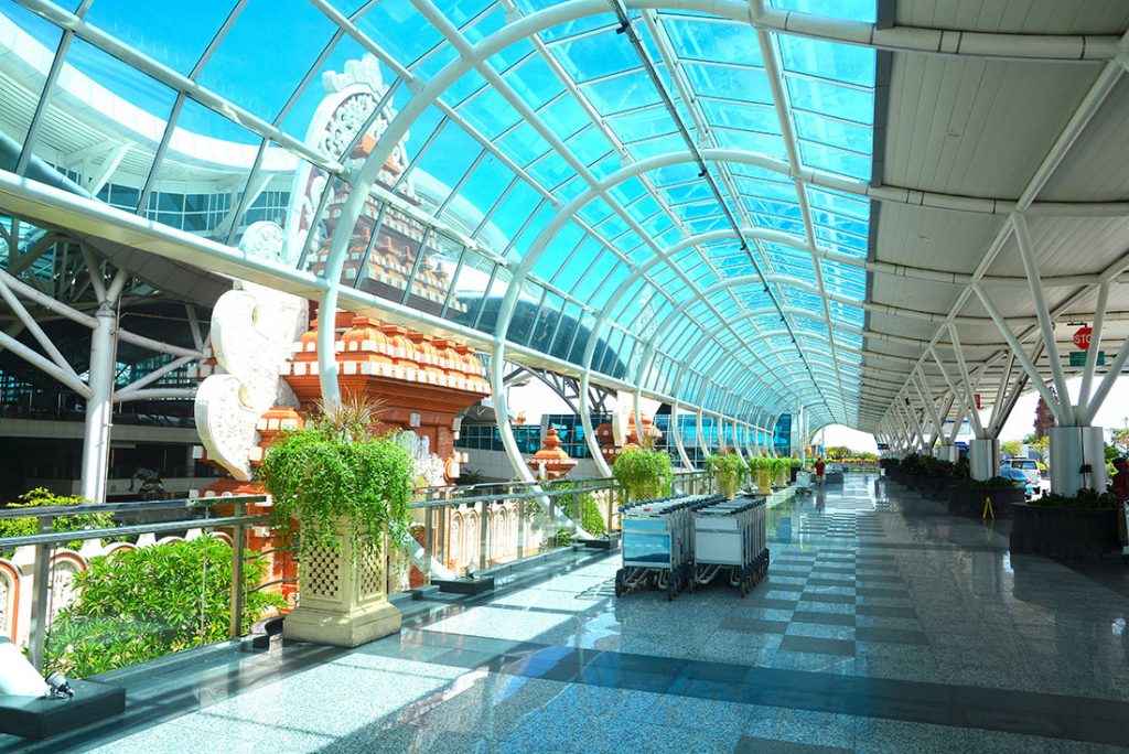 Das moderne neue Flughafengebäude bei der Einreise am Flughafen auf Bali, Auslandsvertretungen und Konsulate