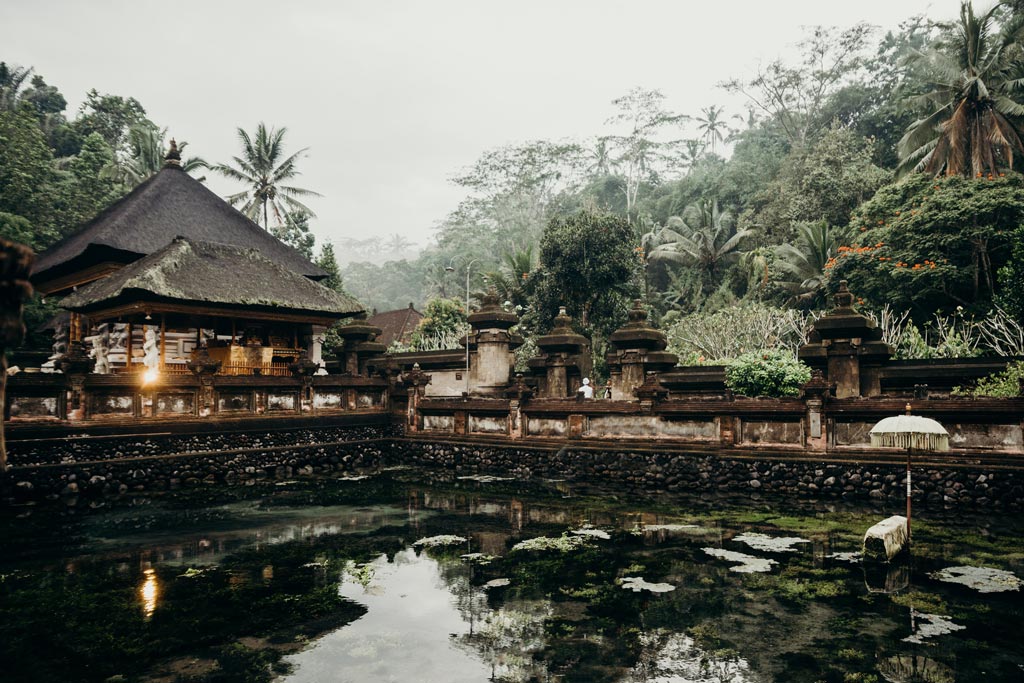 Wassertempel auf Bali im Urwald